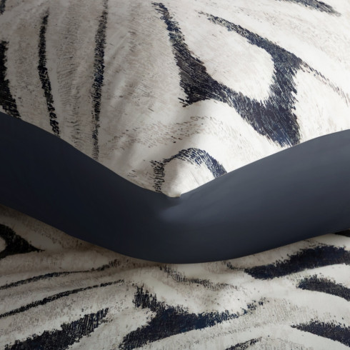 Povlečení 160x200 cm saténové s geometrickým vzorem, bílé a námořnické modré