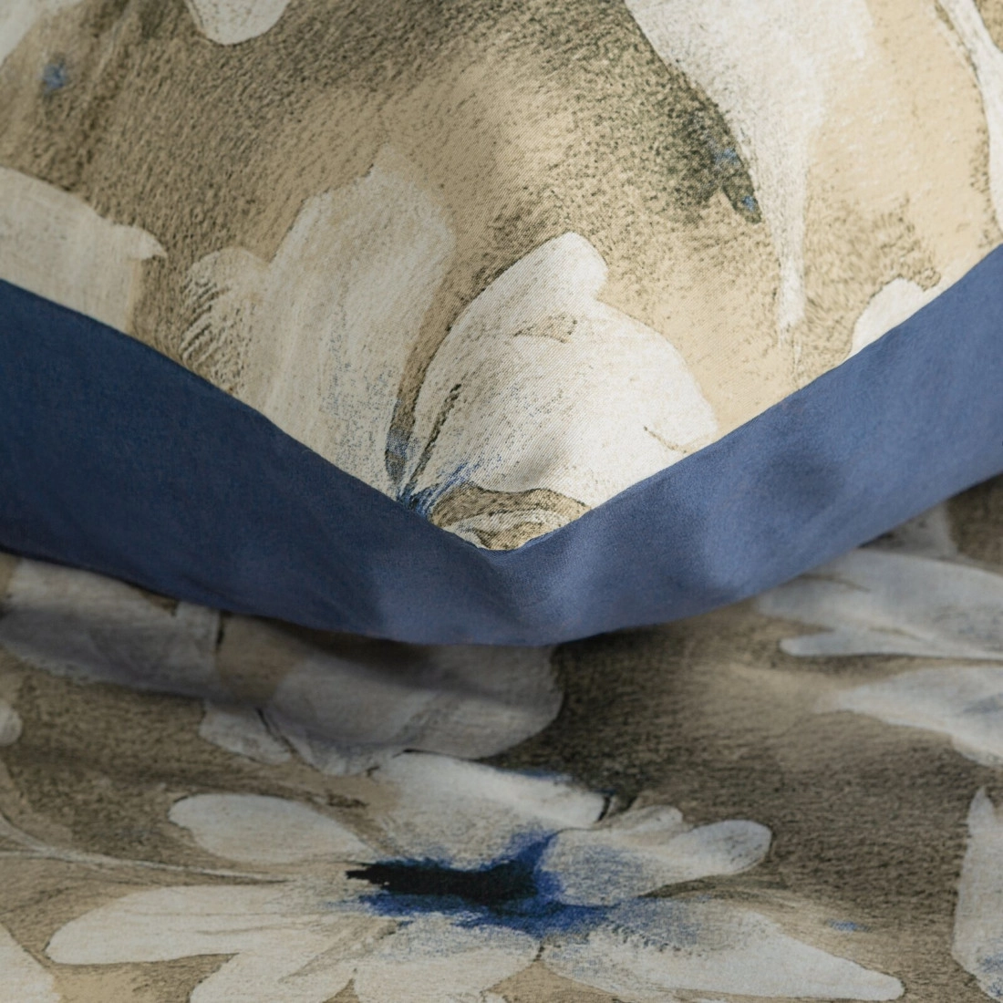 Saténové povlečení 160x200 cm s květinovým motivem, béžové a tmavě modré