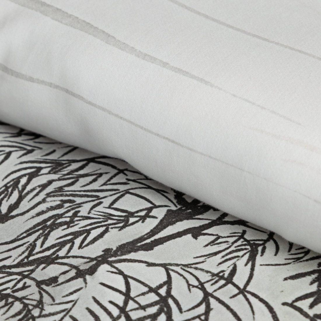 Povlečení 160x200 cm saténové s rostlinným vzorem, bílé a ocelové