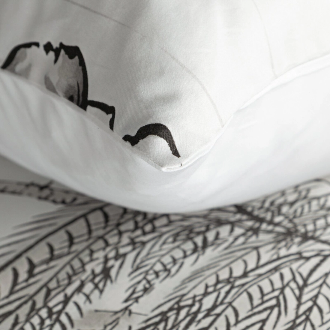 Povlečení 160x200 cm saténové s rostlinným vzorem, bílé a ocelové