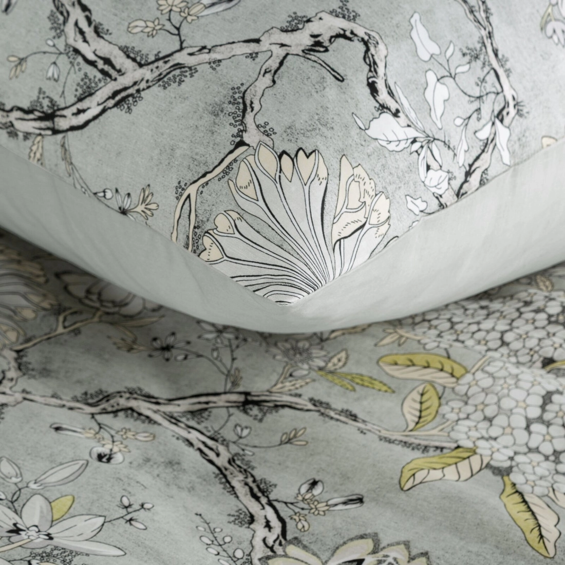 Obliečky 220x200 cm saténové bavlnené s rastlinným vzorom, sivé a béžové