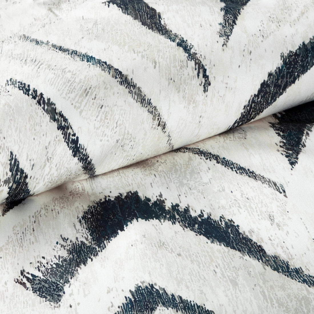 Obliečky 220x200 cm saténové s geometrickým vzorom, biele a námornícke modré