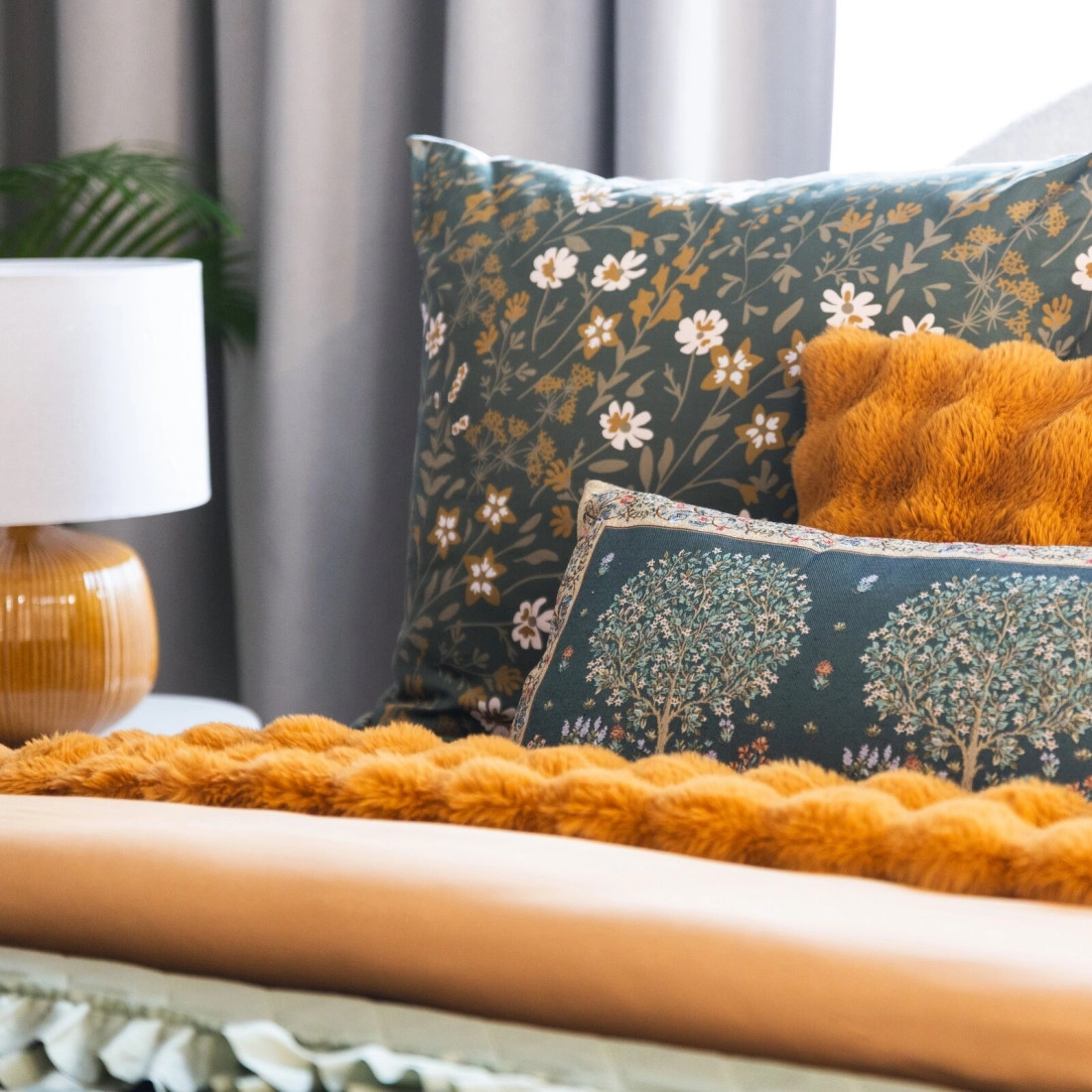 Saténové povlečení 220x200 cm s květinovým motivem, olivové a hořčicové