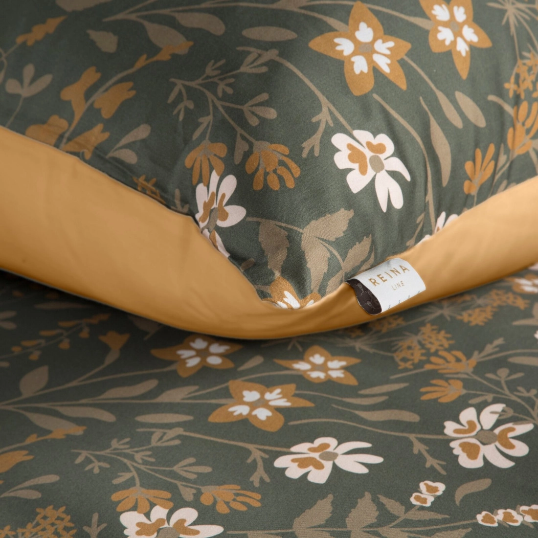 Saténové povlečení 220x200 cm s květinovým motivem, olivové a hořčicové