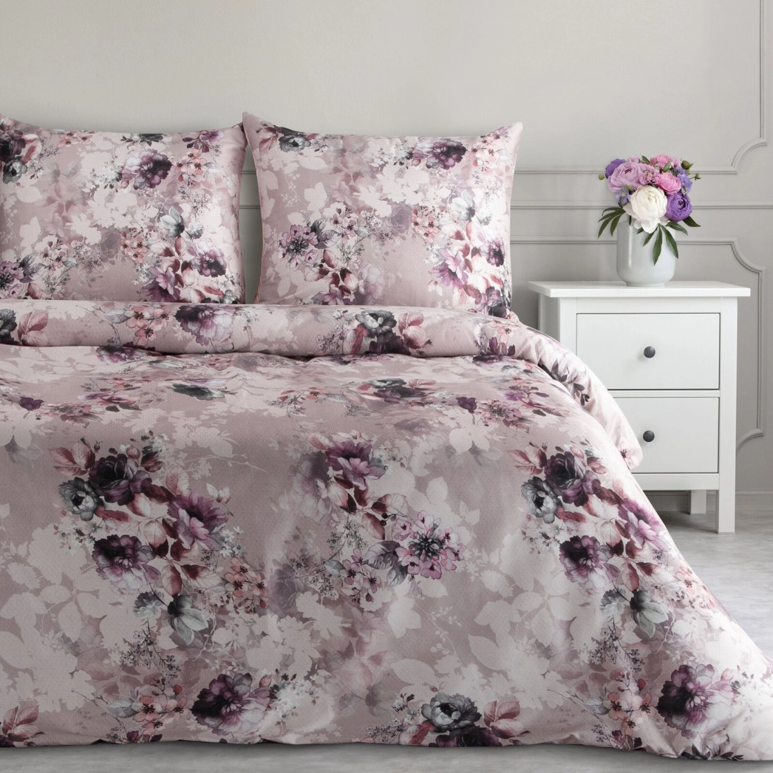 Obliečky 220x200 cm saténové s kvetinovým motívom, púdrové a fialové