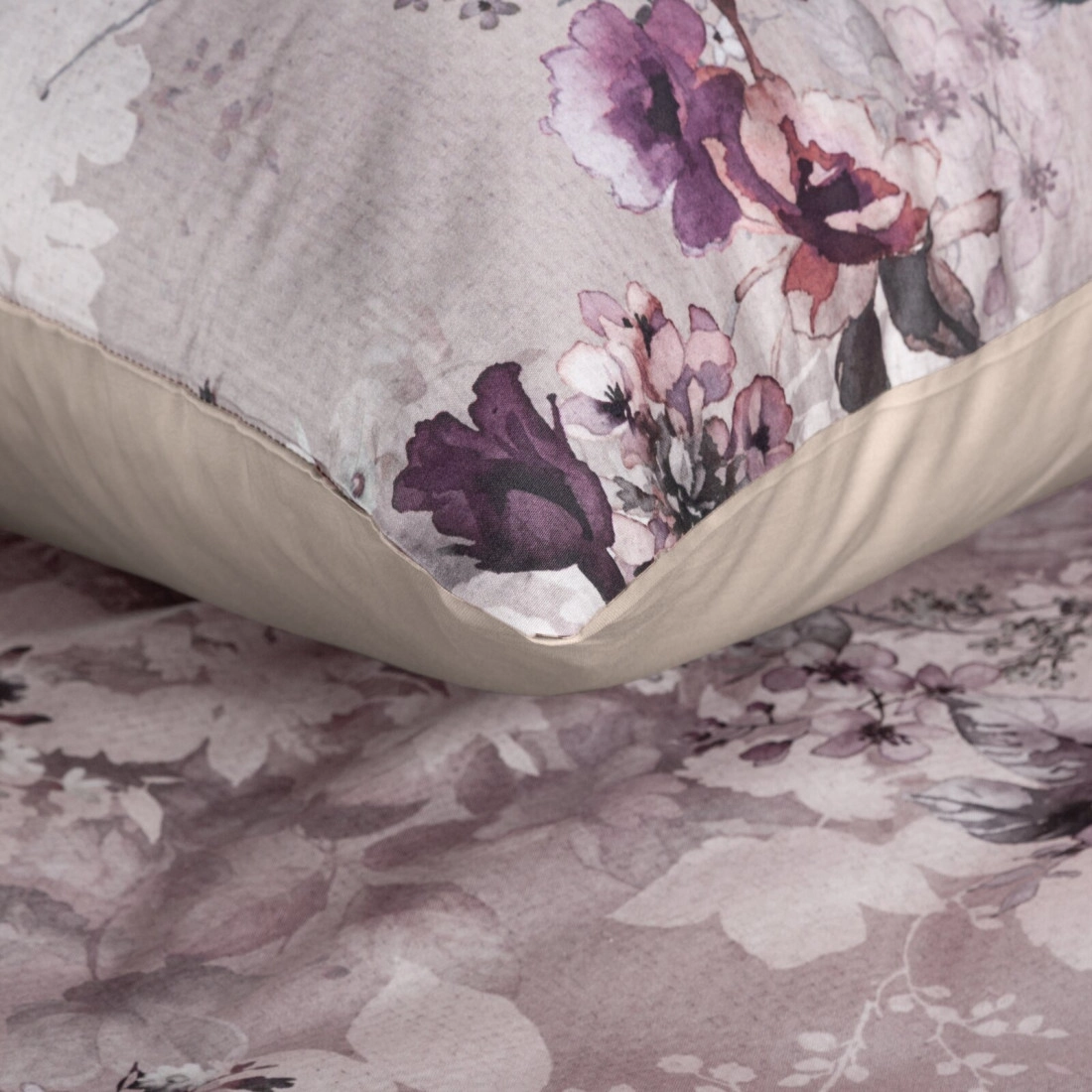 Obliečky 220x200 cm saténové s kvetinovým motívom, púdrové a fialové