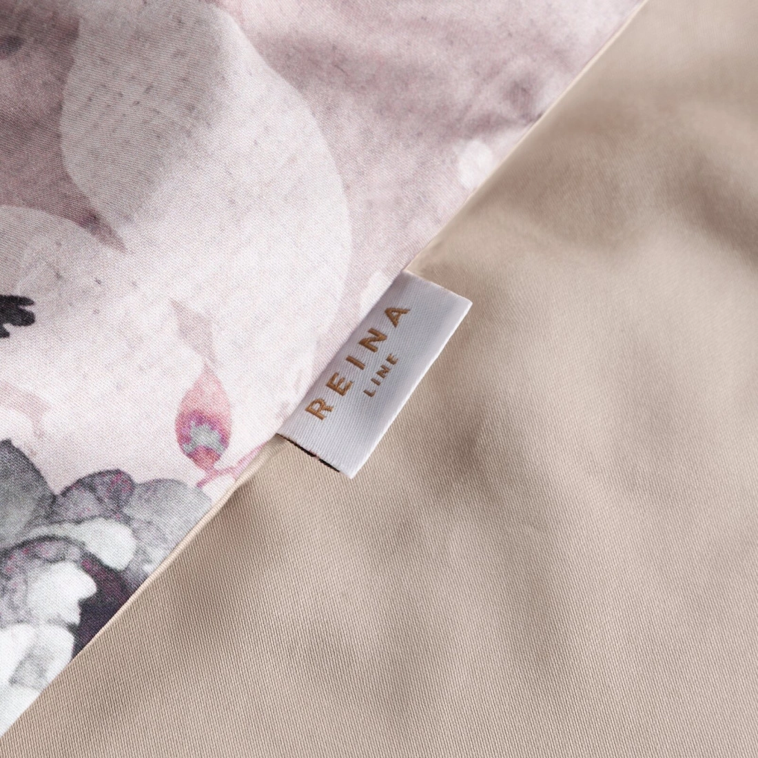 Obliečky 220x200 cm saténové s kvetinovým motívom, púdrové a fialové