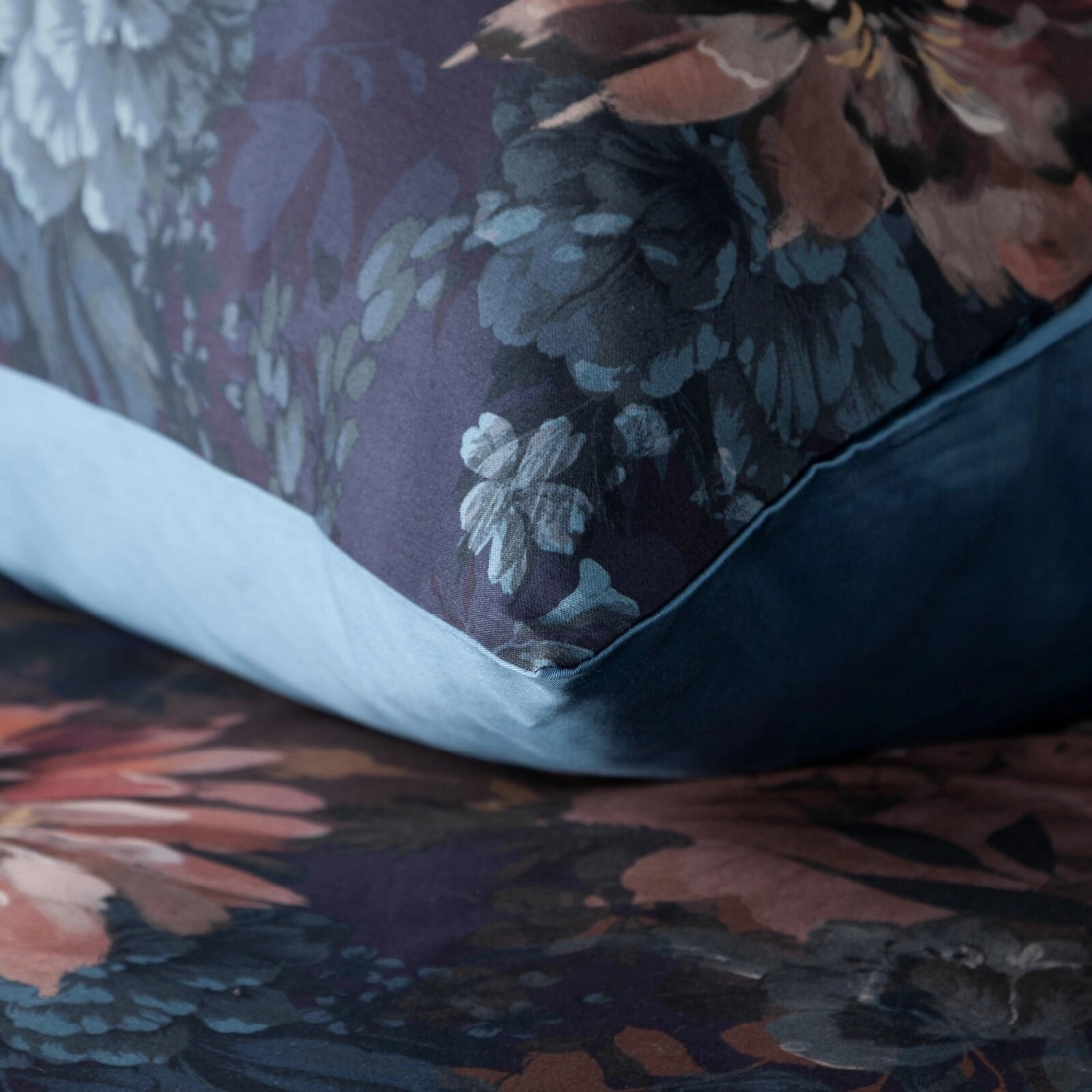 Obliečky 220x200 cm saténové s kvetinovým motívom, tmavomodré a hrdzavé