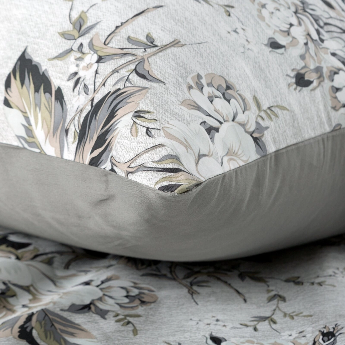 Saténové povlečení 220x200 cm s květinovým vzorem, stříbrné a olivové