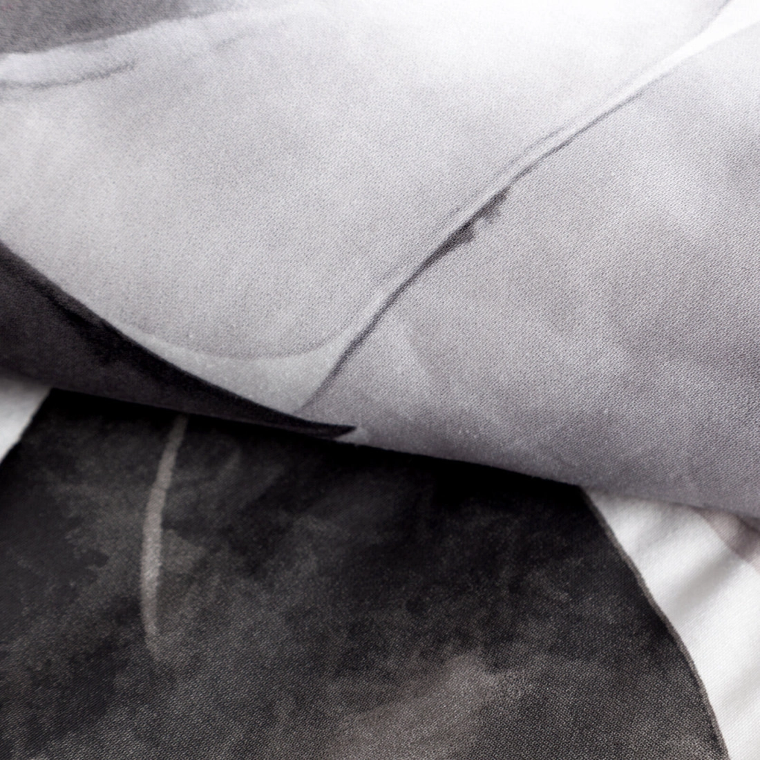 Saténové povlečení 220x200 cm s rostlinným motivem, bílé a grafitové