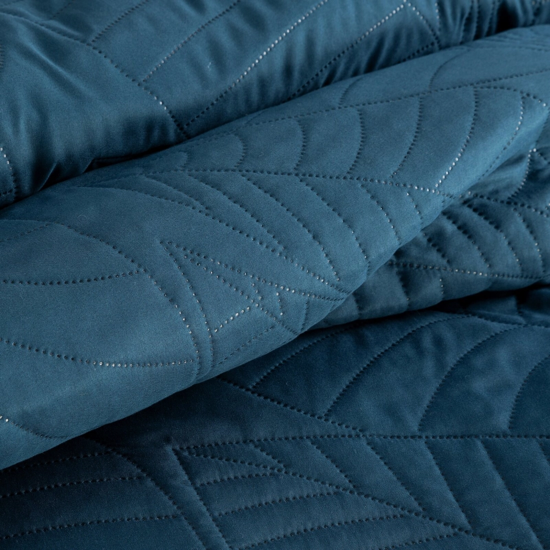 Prehoz 170x210 cm mikrovláknový s listovým vzorom, tmavomodrý