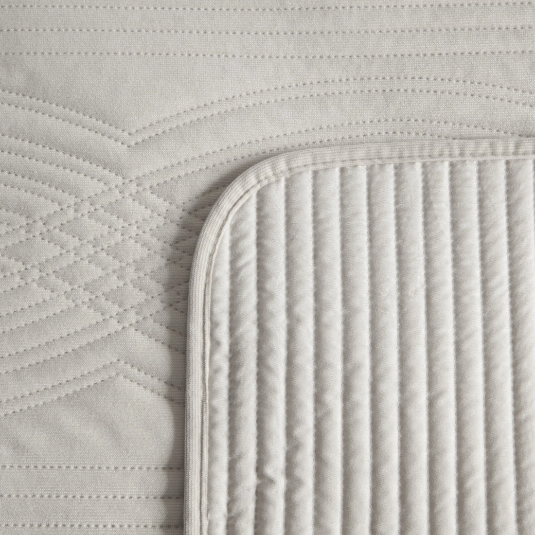 Prošívaný přehoz 170x210 cm s geometrickým vzorem, krémový