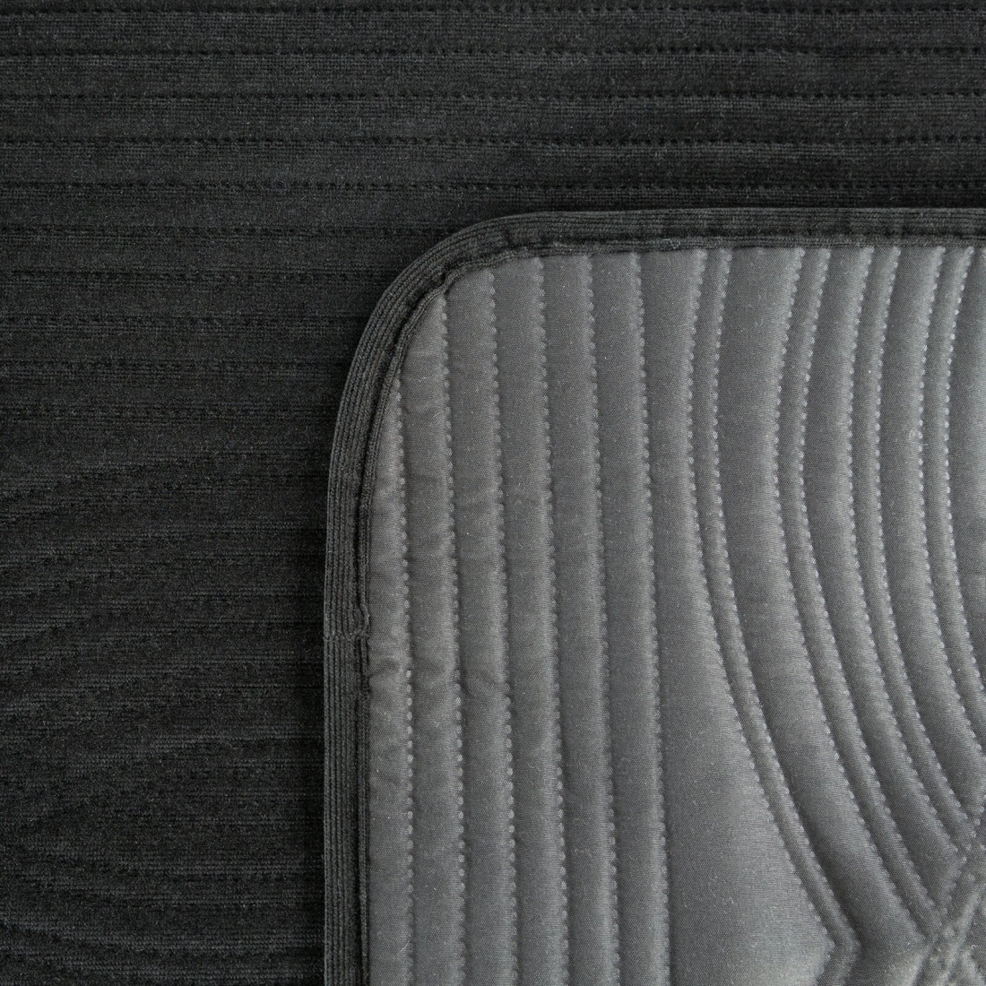 Prehoz 170x210 cm s geometrickým vzorom, čierny