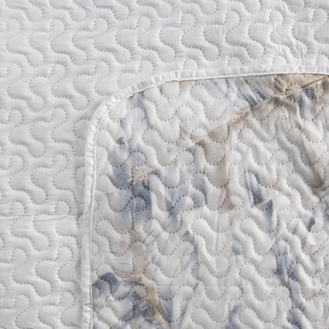 Přehoz 170x210 cm s listovým vzorem, bílý a stříbrný