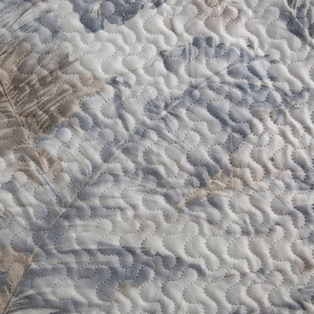 Přehoz 170x210 cm s listovým vzorem, bílý a stříbrný