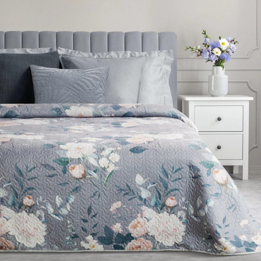 Přehoz 200×220 cm s květinovým vzorem, stříbrný a krémový