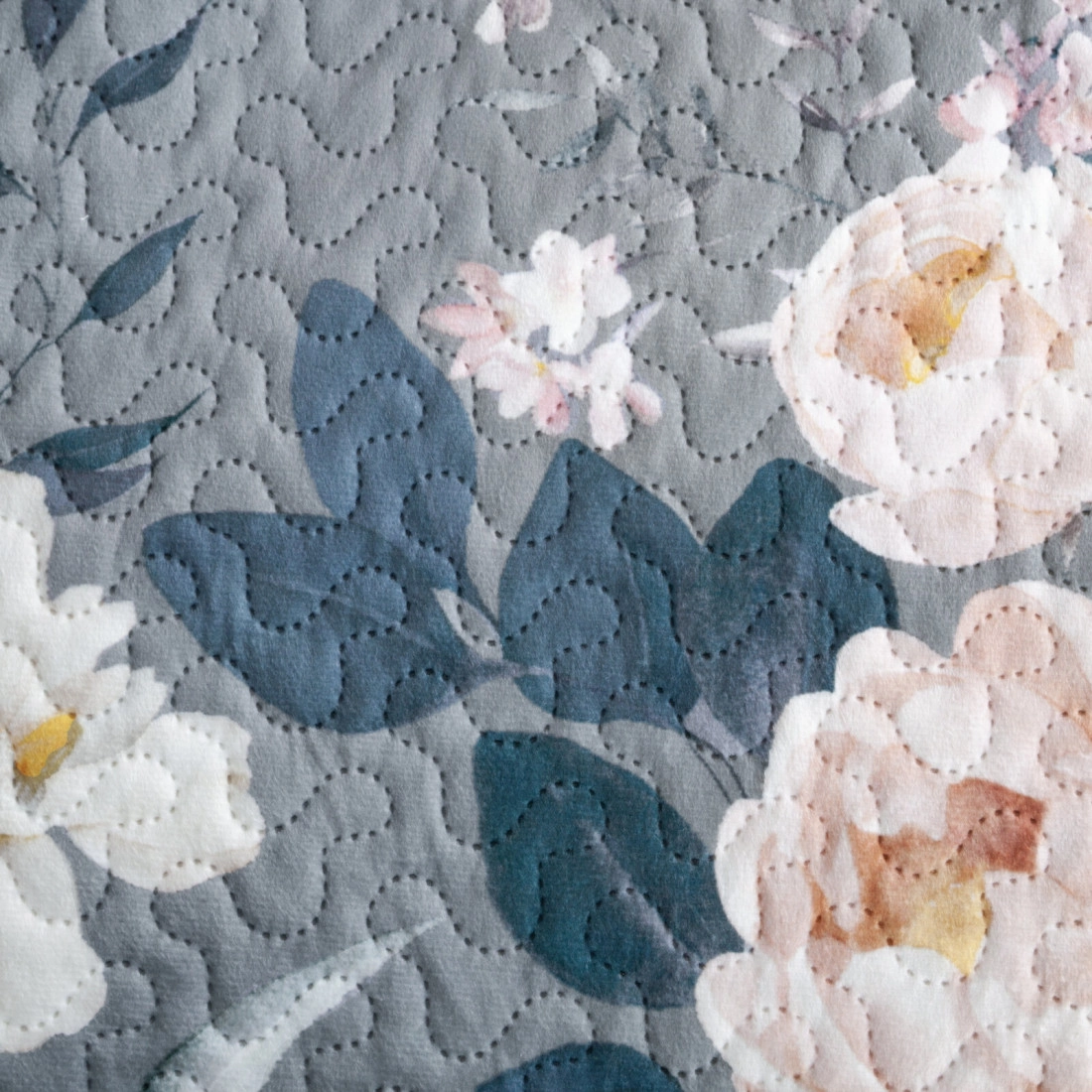 Přehoz 200×220 cm s květinovým vzorem, stříbrný a krémový