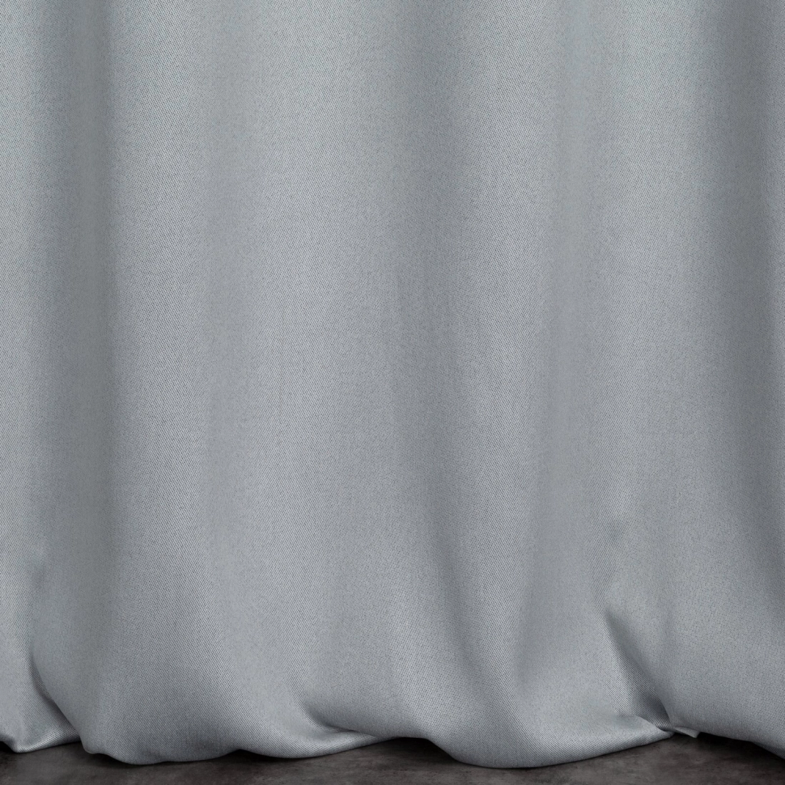 Závěs 135 × 250 cm stříbrný zatemňovací s kovovými kroužky CARLO