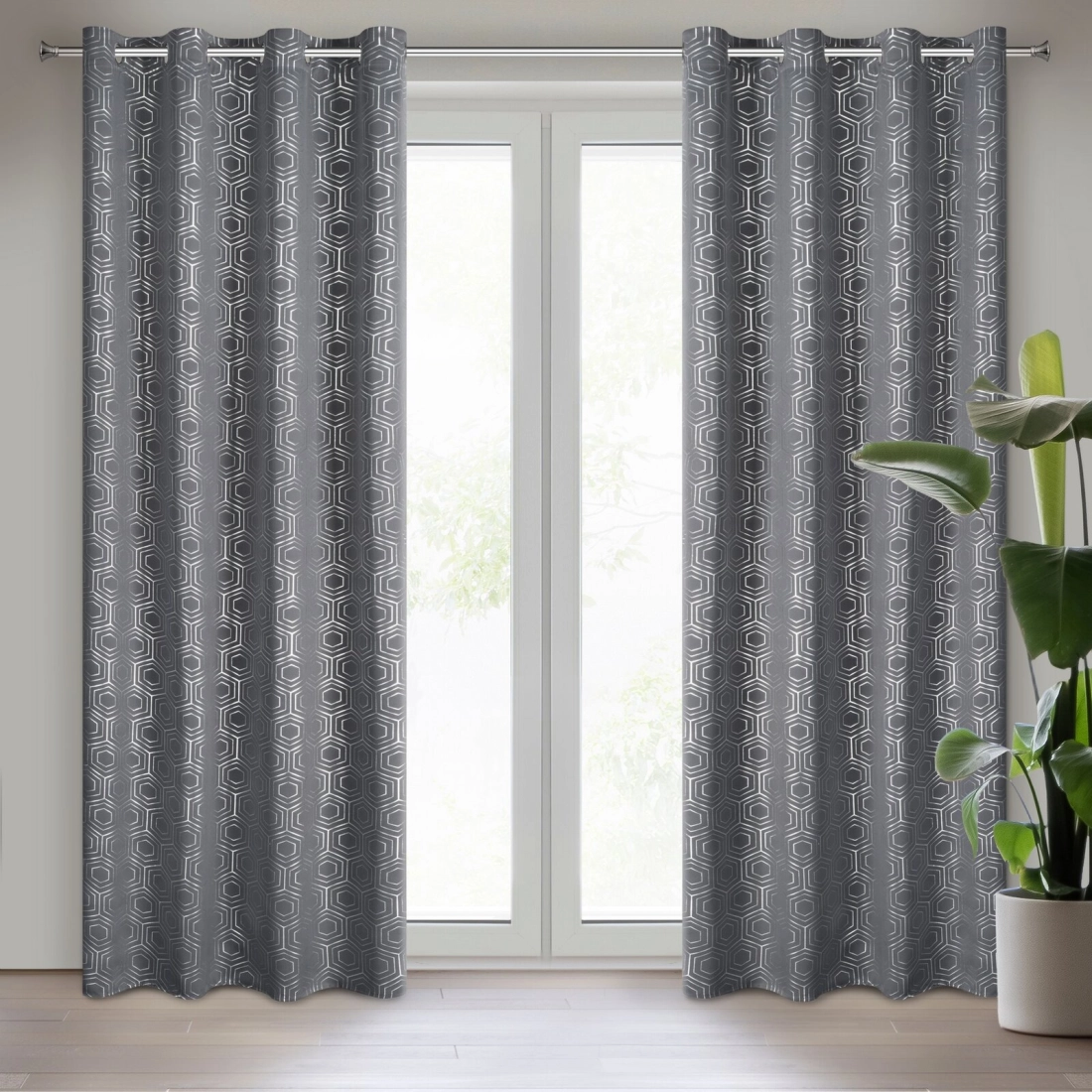 Záves 135x250 cm zatemňovací grafitový so striebornou geometrickou potlačou na kovové krúžky