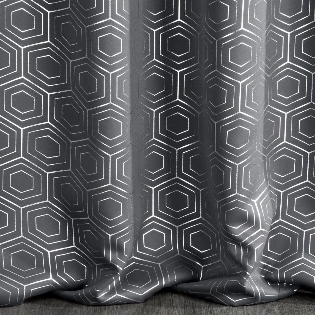 Záves 135x250 cm zatemňovací grafitový so striebornou geometrickou potlačou na kovové krúžky