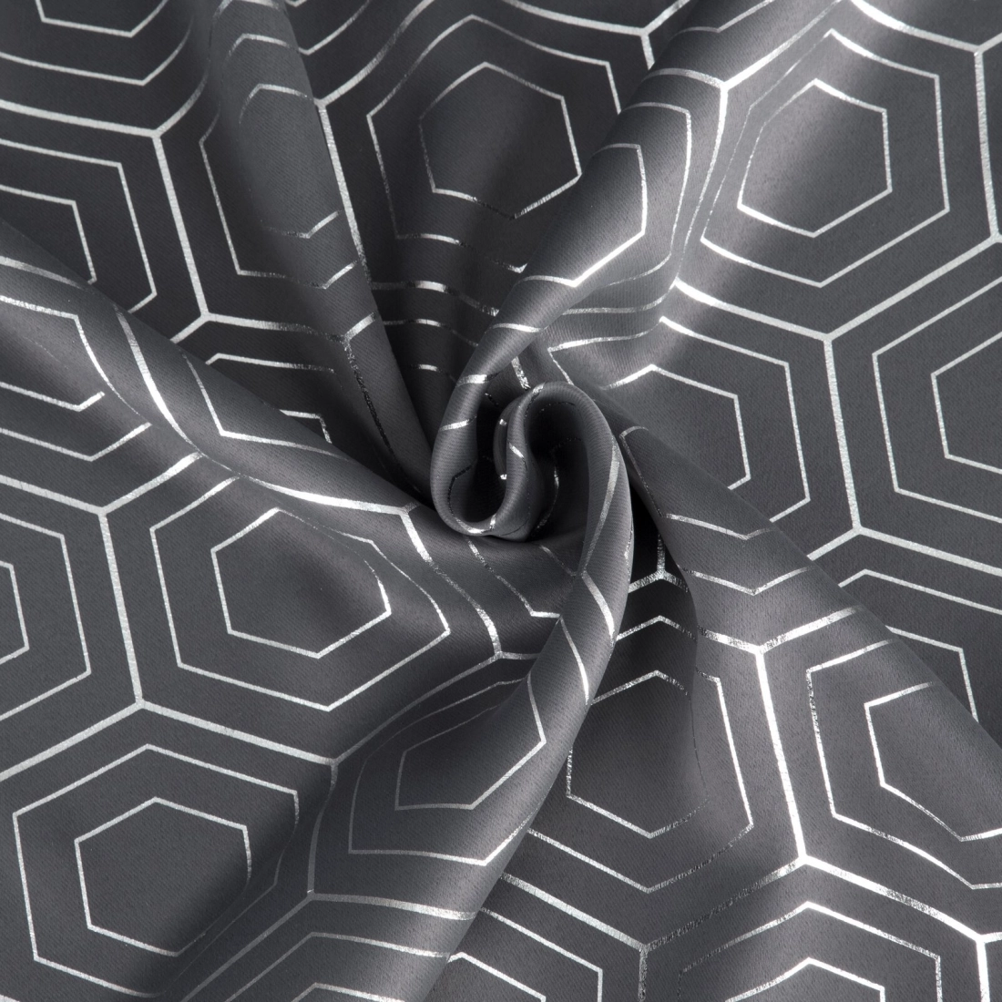 Záves 135x250 cm zatemňovací grafitový so striebornou geometrickou potlačou na kovové krúžky