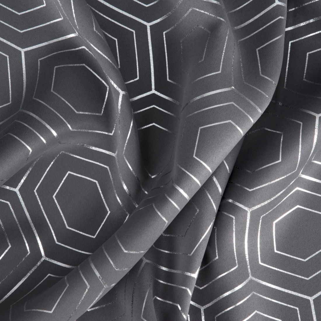 Záves 135x250 cm zatemňovací grafitový so striebornou geometrickou potlačou na kovové krúžky