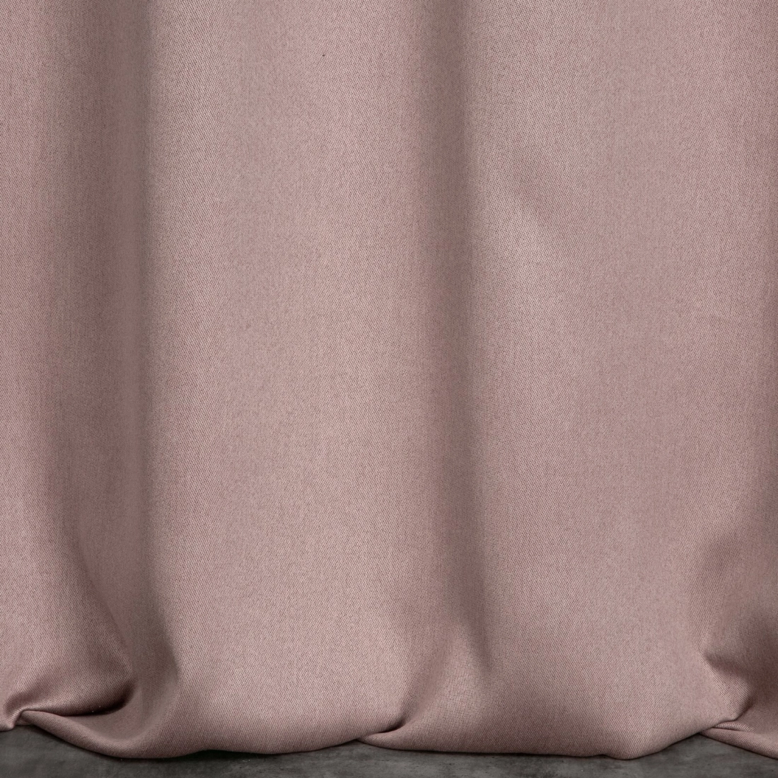 Závěs 135 x 250 cm zatemňovací polyester pudrově růžový na kovových kroužcích CARLO