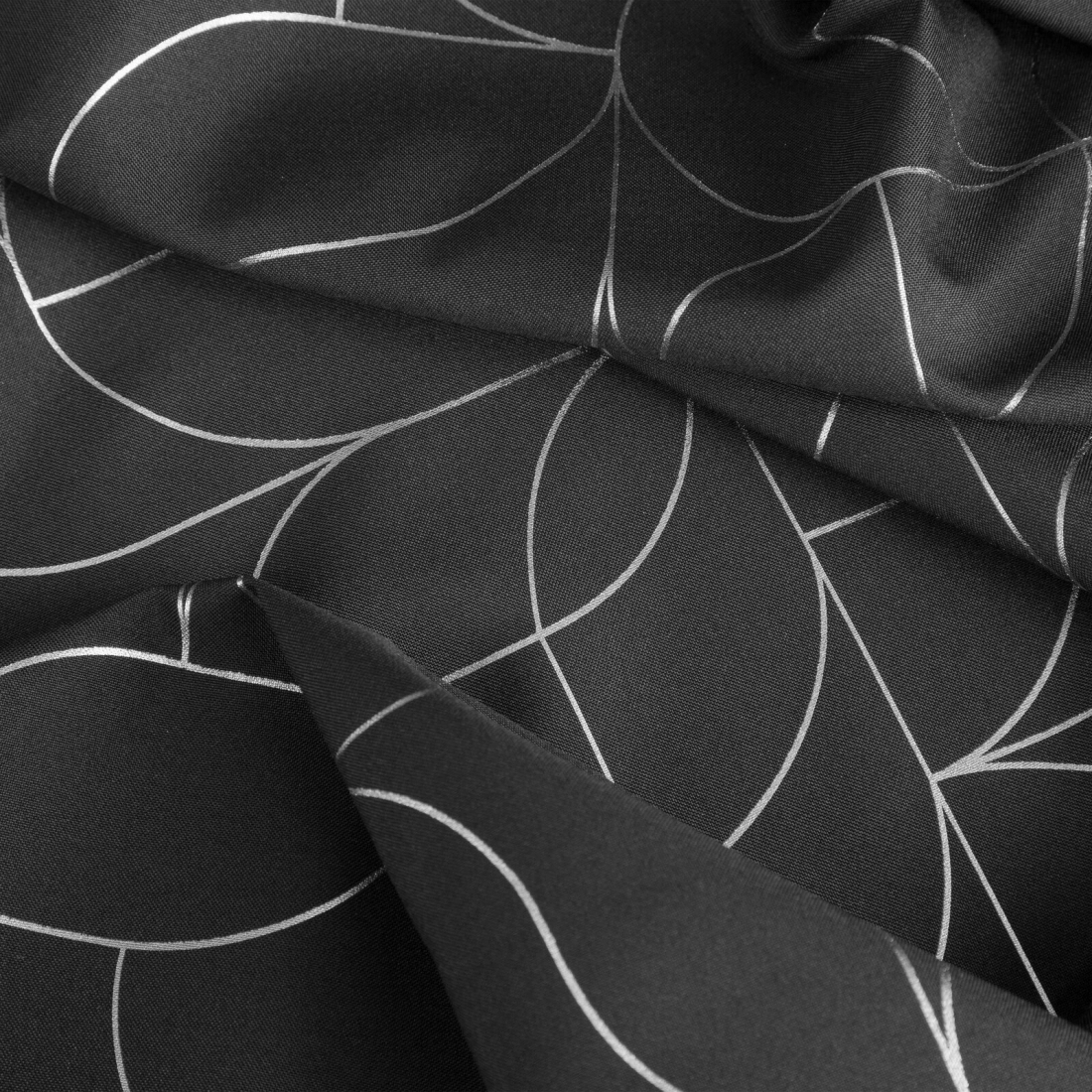 Záves 140x250 cm čierny so striebornou geometrickou potlačou na kovové krúžky EVI