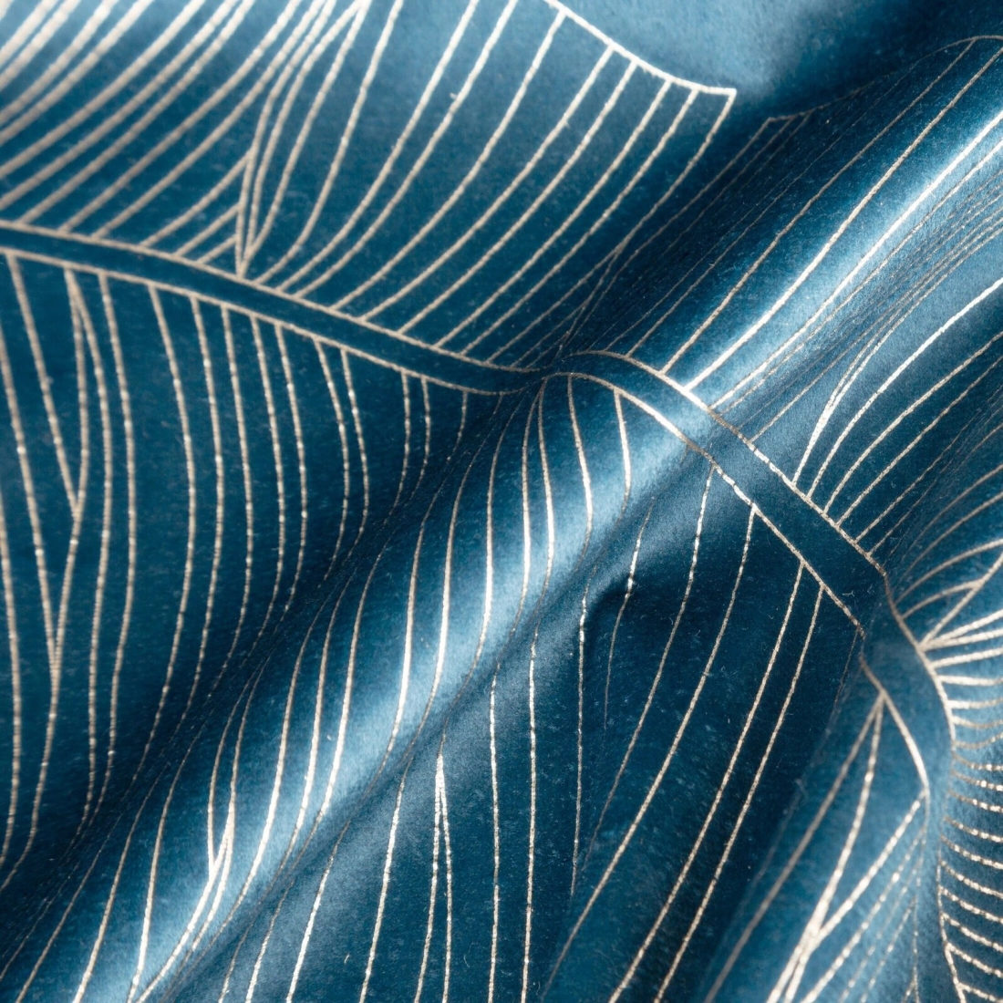 Závěs 140 x 250 cm matný sametový granátový, šampaňský na kovových kroužcích MUSA 2 - Limited Collection