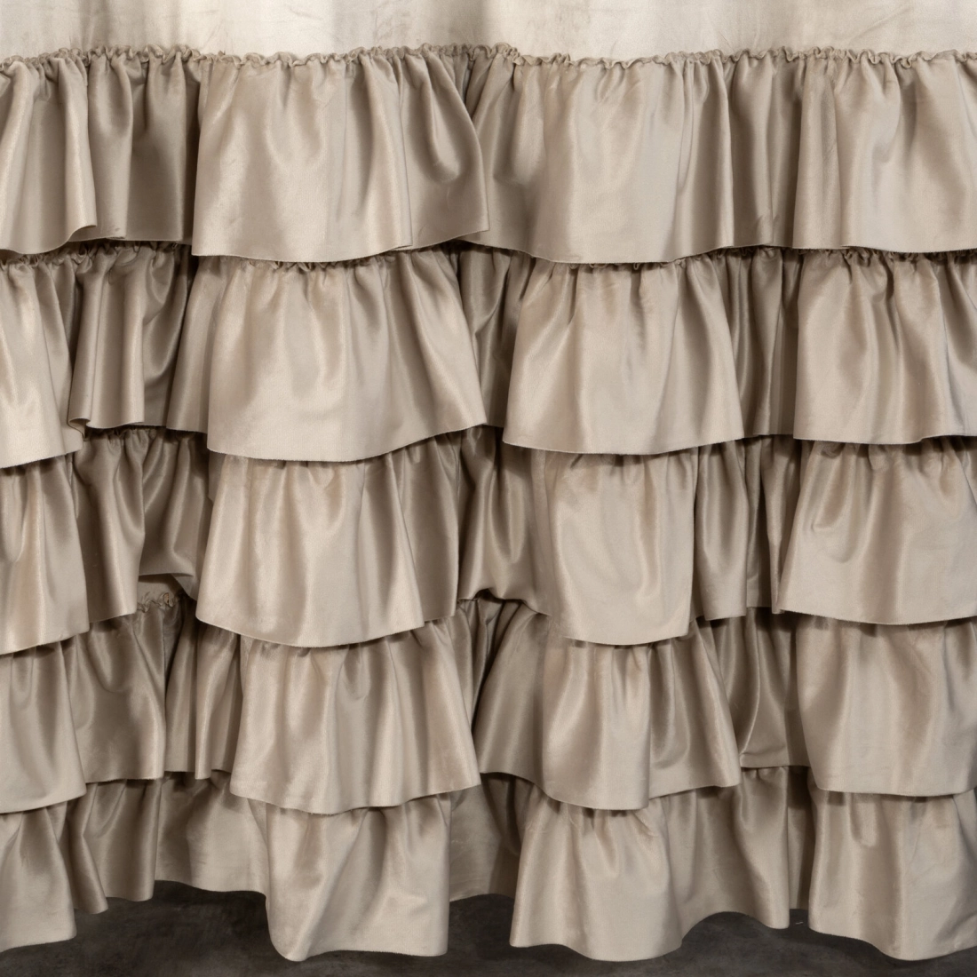 Sametový béžový závěs 140x250 cm s volánky na kovových kroužcích DANI