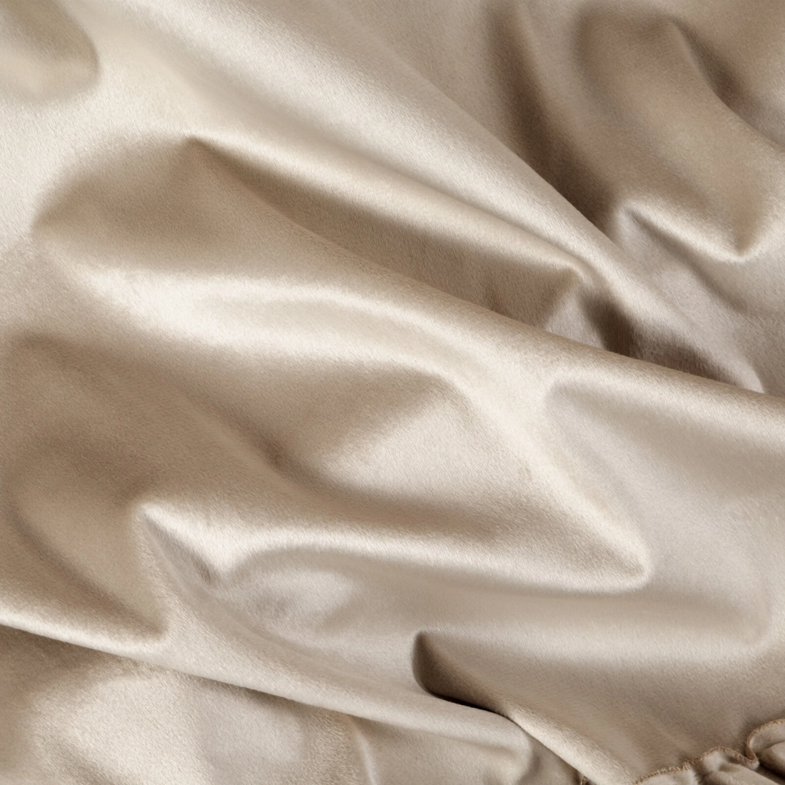 Sametový béžový závěs 140x250 cm s volánky na kovových kroužcích DANI