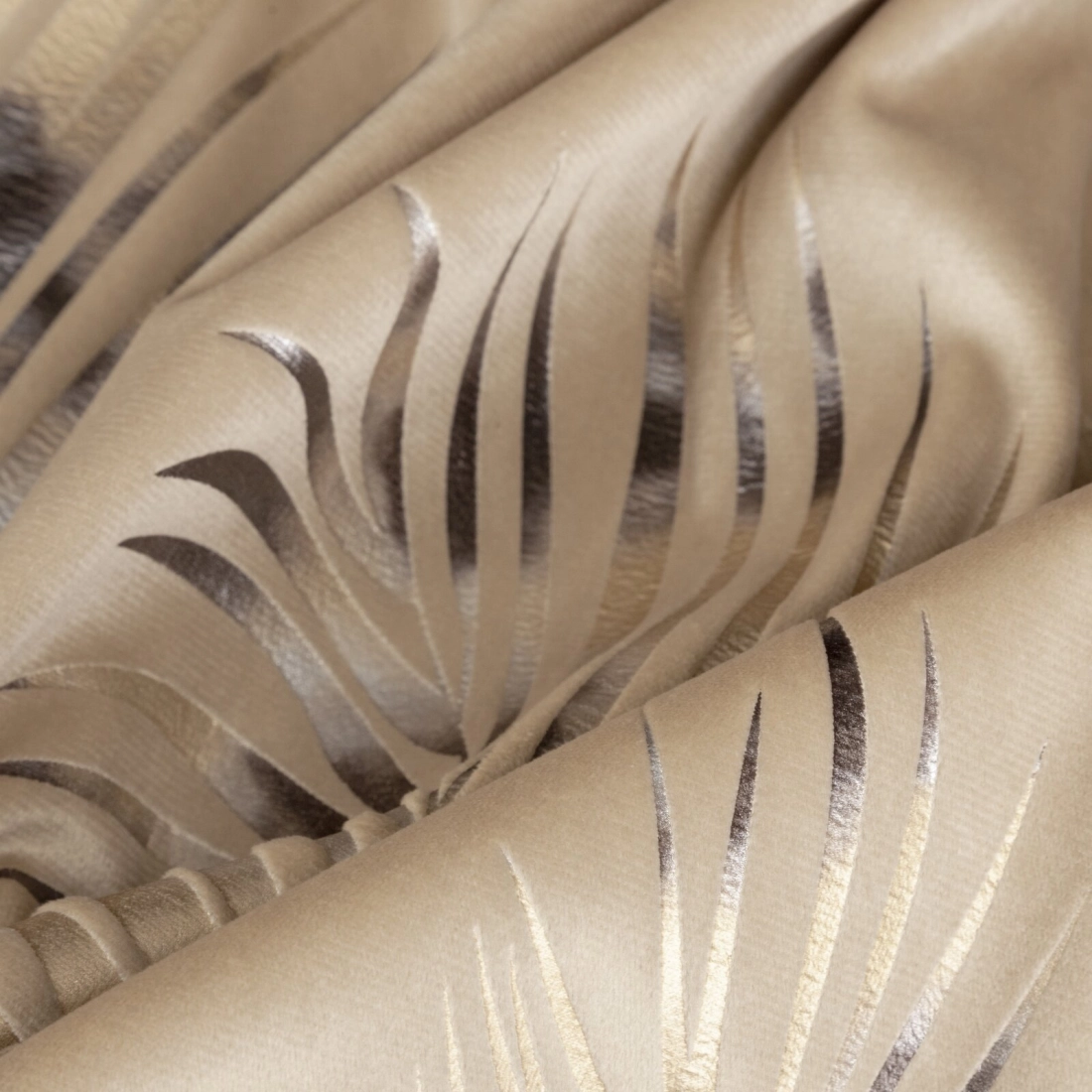 Závěs 140x250 cm sametový béžový šampaňský na kovové kroužky GLORIA