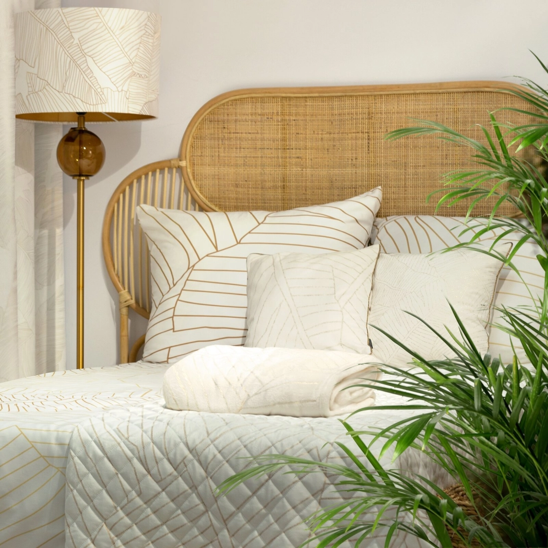 Záves 140x250 cm zamatový biely, šampanský na kovové krúžky LUNA 2 - Limited Collection