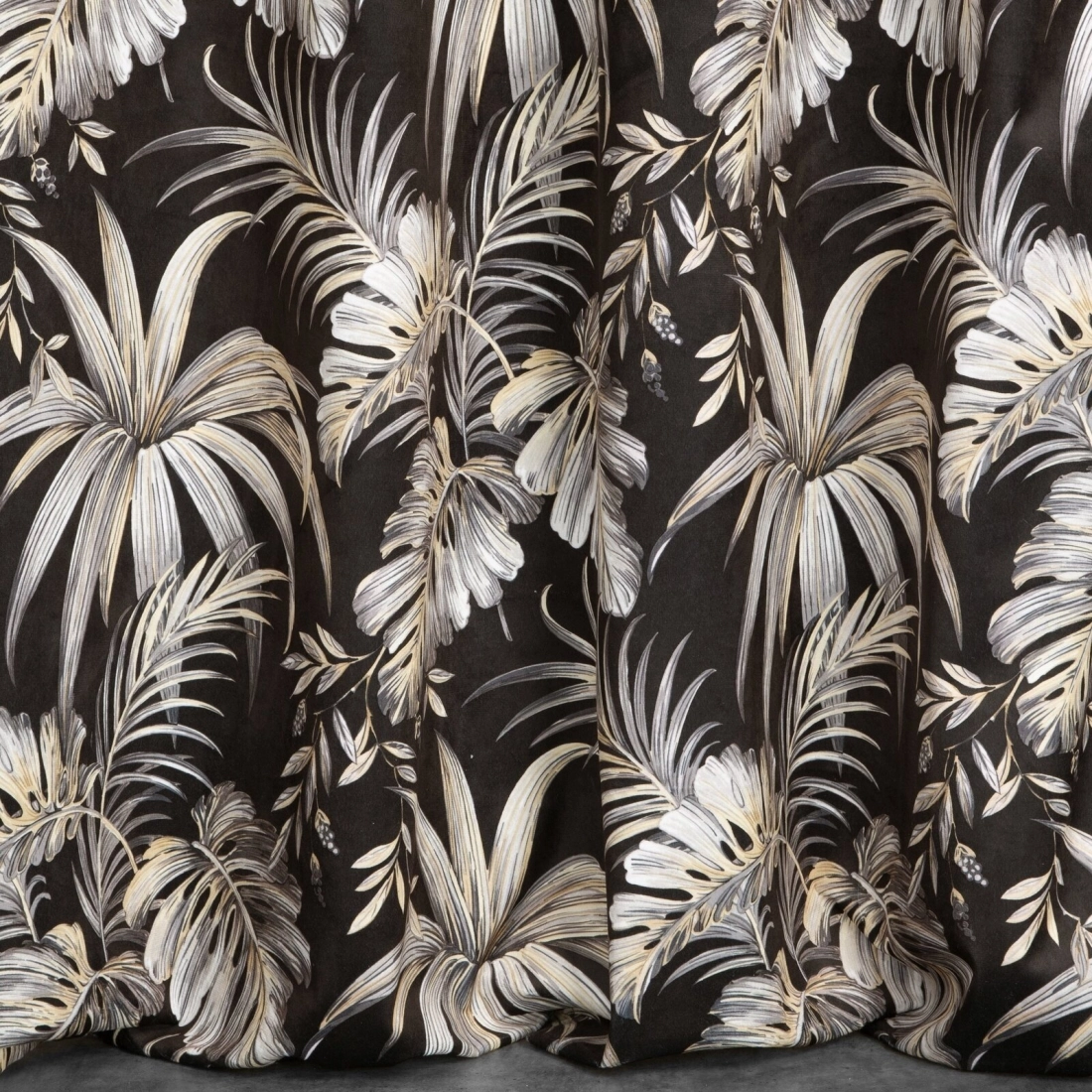 Závěs 140x250 cm sametový černo-béžový na kovových kroužcích MAGI