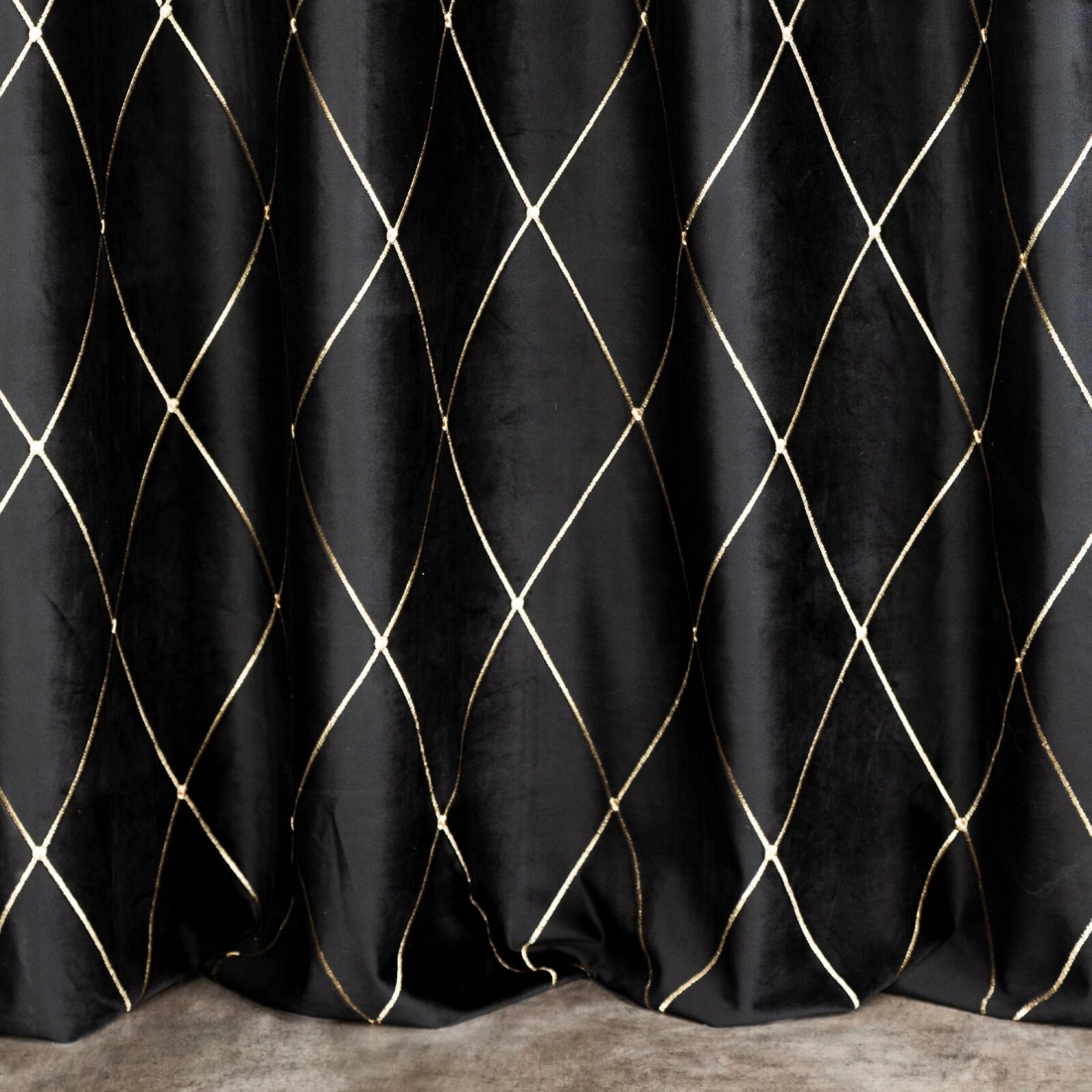 Záves 140x250 cm zamatový čierno zlatý na kovové krúžky MARGO Pierre Cardin