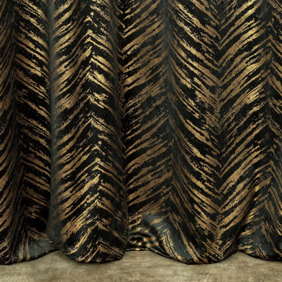 Záves 140x250 cm zamatový čierno-zlatý na kovové krúžky SARA