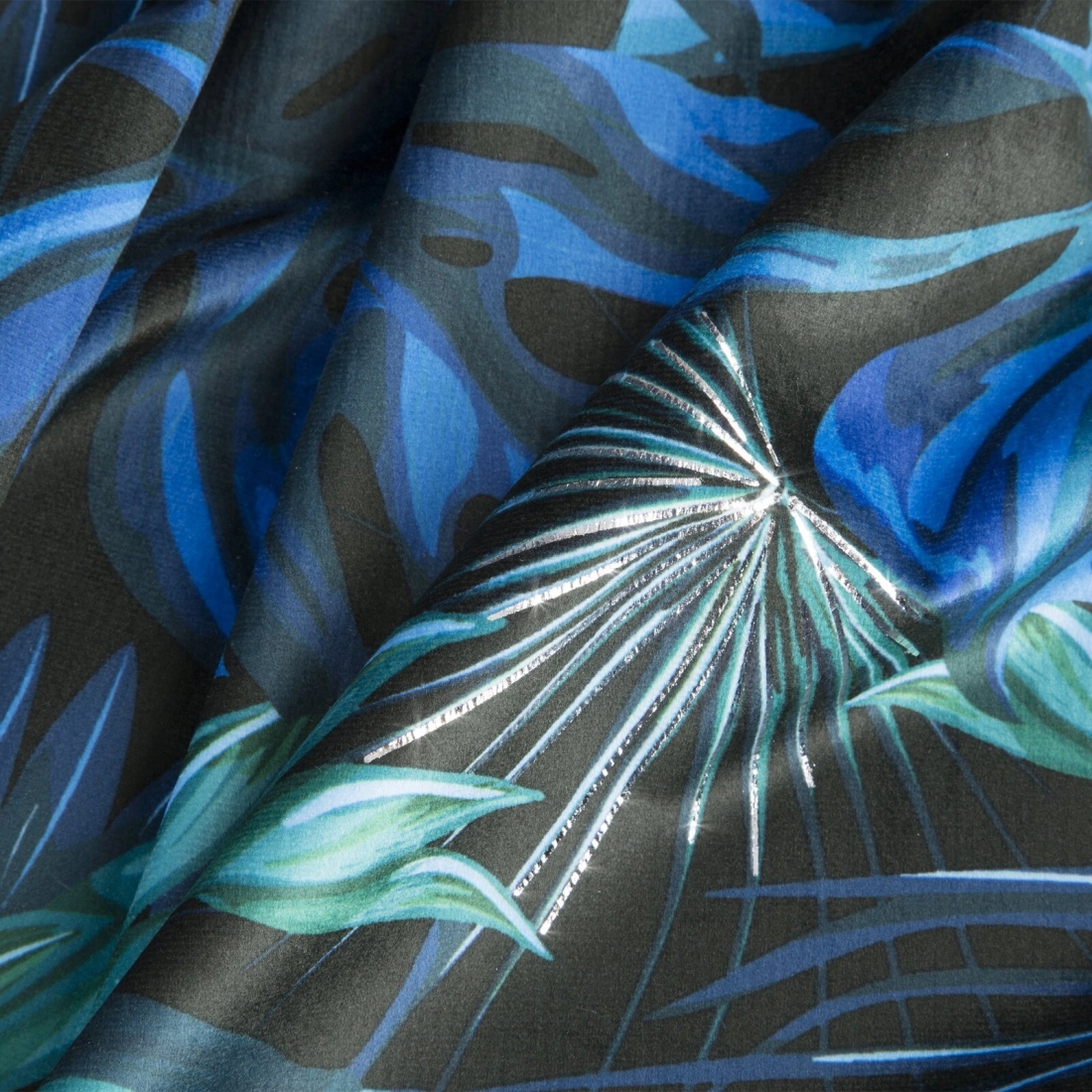 Záves 140x250 cm zamatový čierny, modrý na kovové krúžky LAVIN