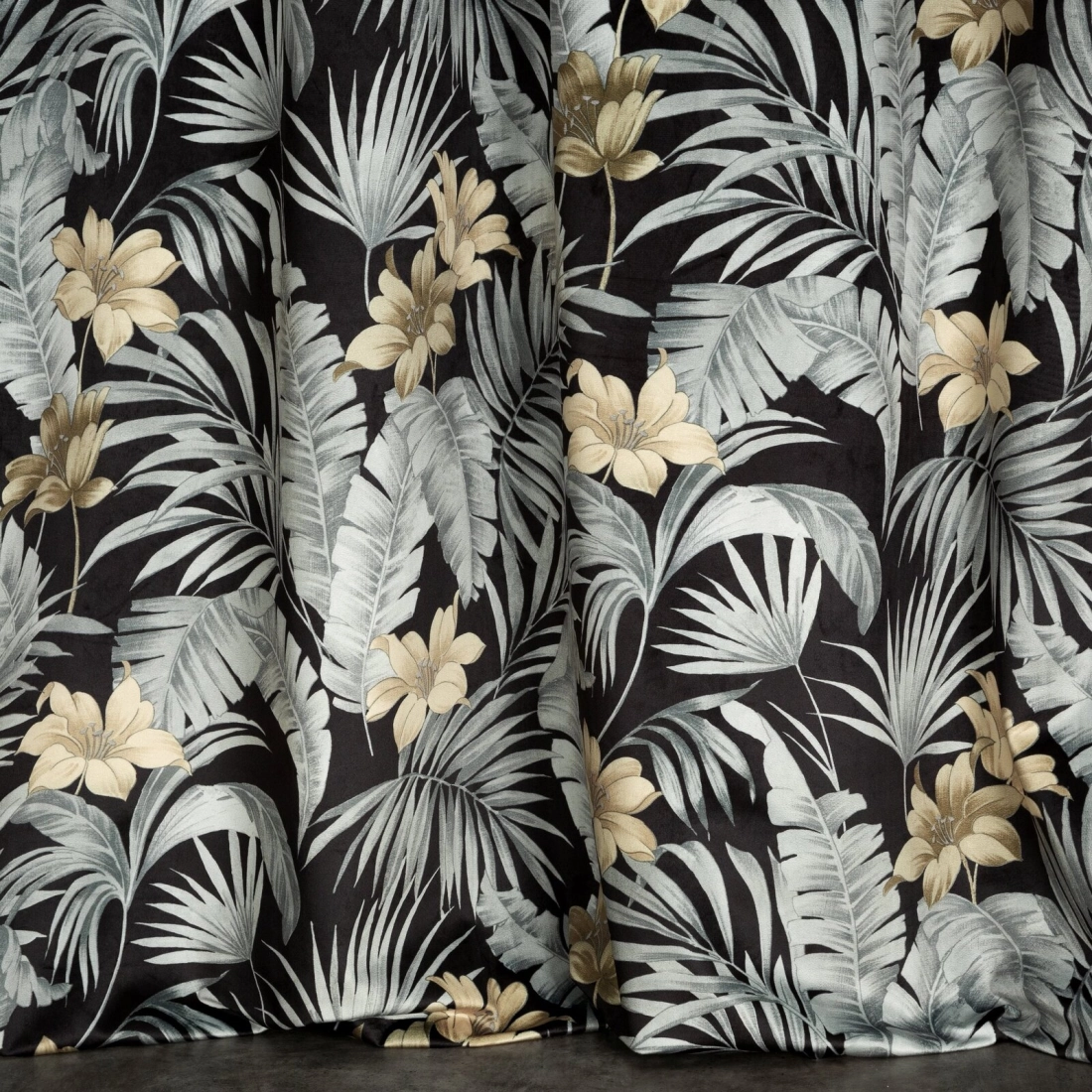 Záves 140x250 cm zamatový čierny, oceľový na kovové krúžky LOREN