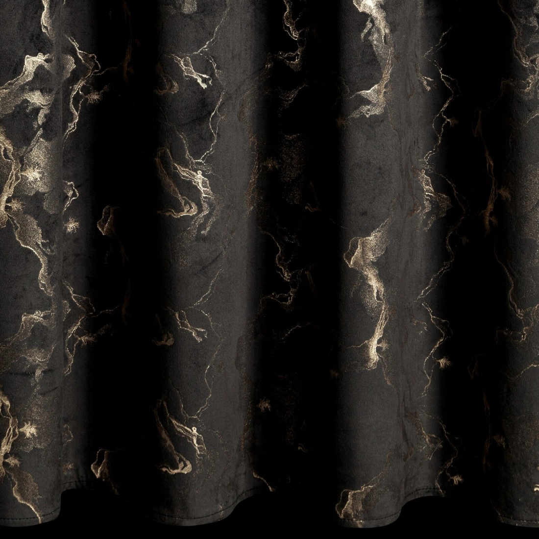 Záves 140x250 cm zamatový čierny šampanský na kovové krúžky RAJA