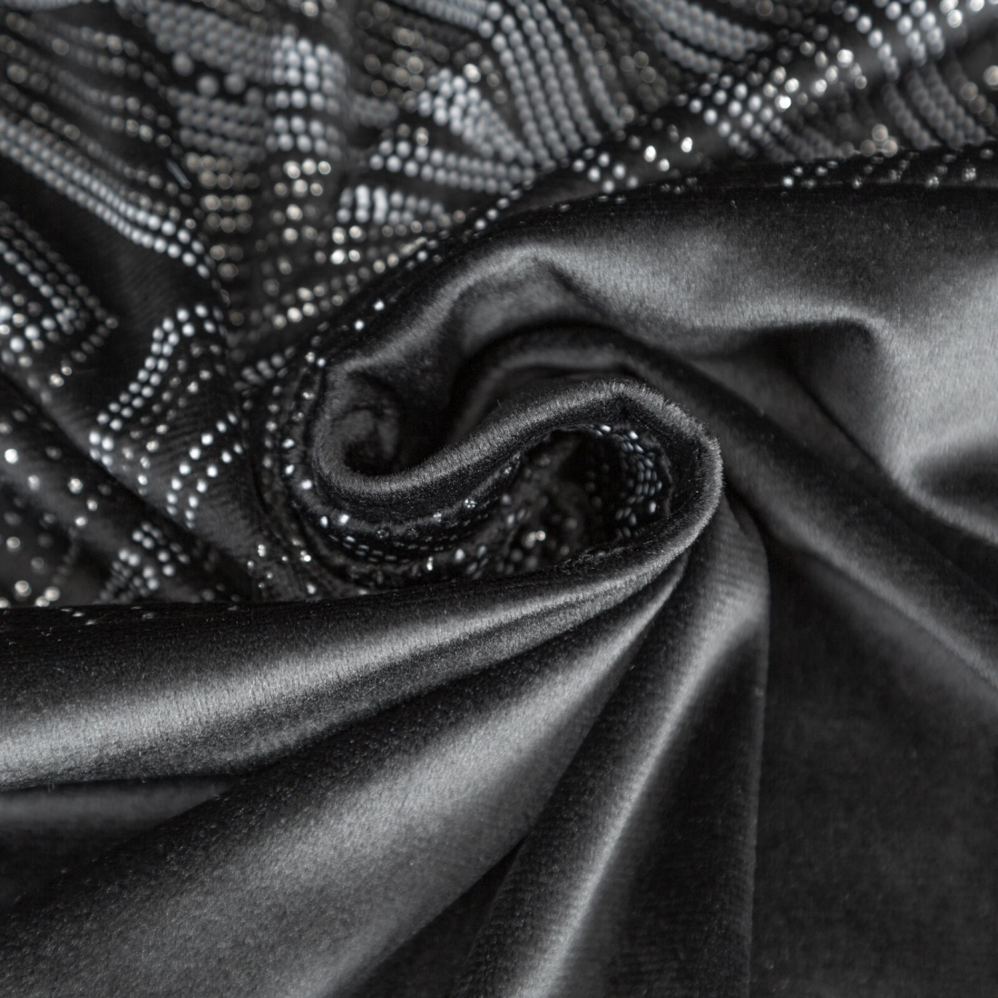 Závěs 140 x 250 cm sametový černý, stříbrný na kovové kroužky ARIANA