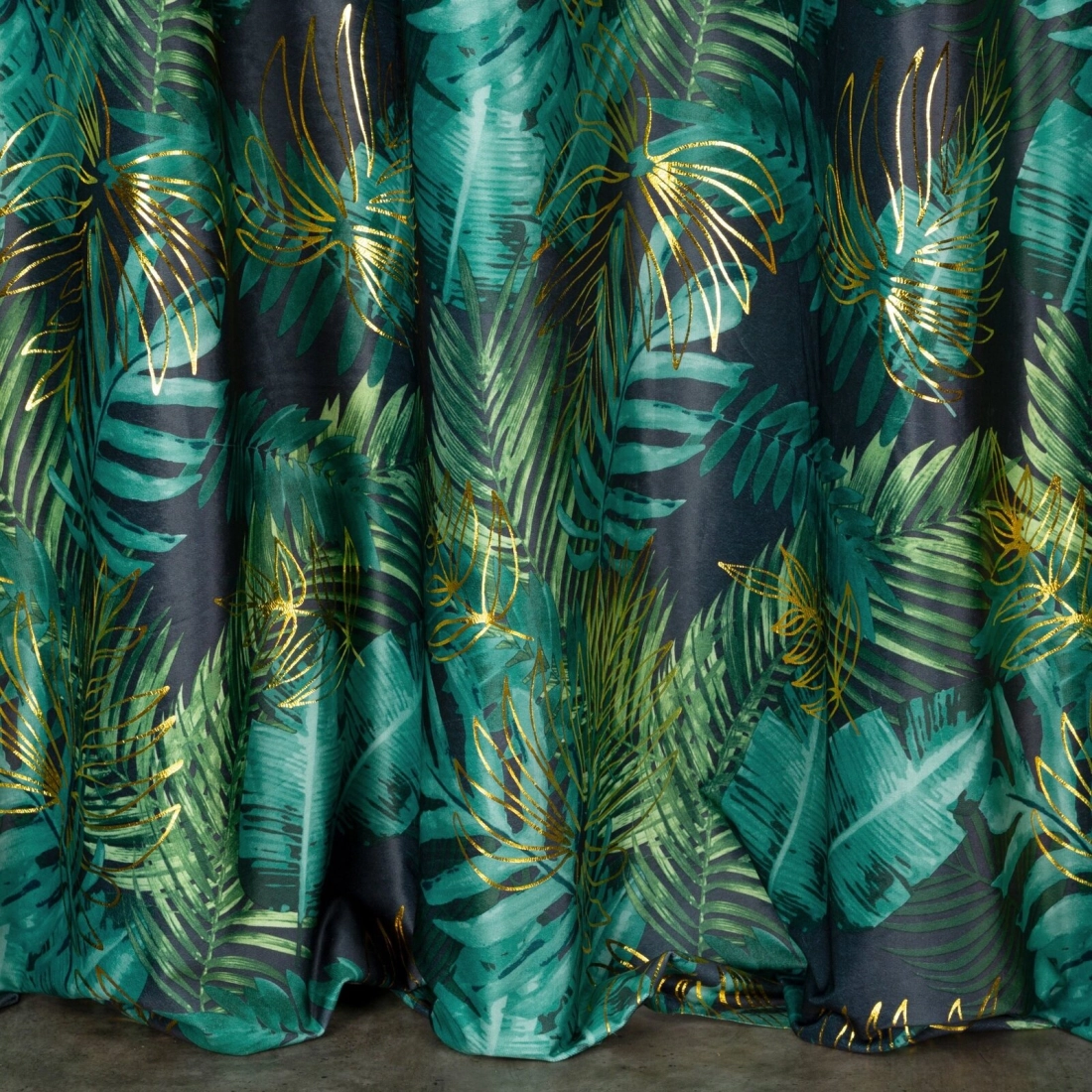 Záves 140x250 cm zamatový čierny zelený na kovové krúžky DAVOS