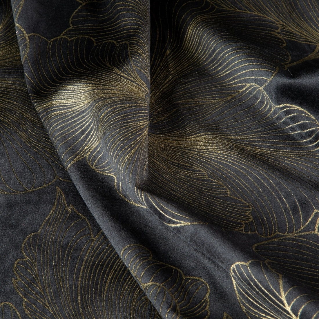 Záves 140x250 cm zamatový čierny zlatistý na kovové krúžky STELLA