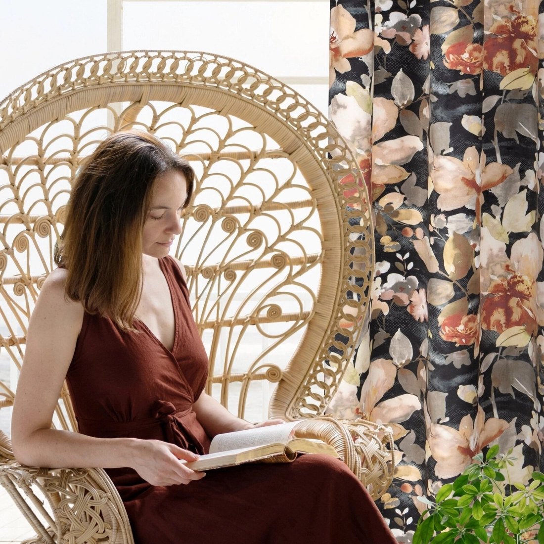 Záves 140x250 cm zamatový grafitový so zelenými kvetmi na kovové krúžky BETTY