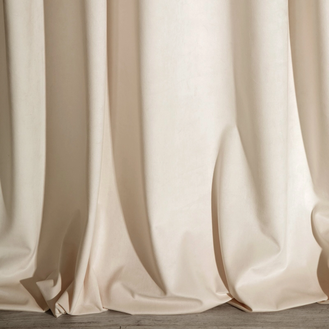 Sametový závěs 140x250 cm v jasně béžové barvě na kovových kroužcích RIA Diva Line