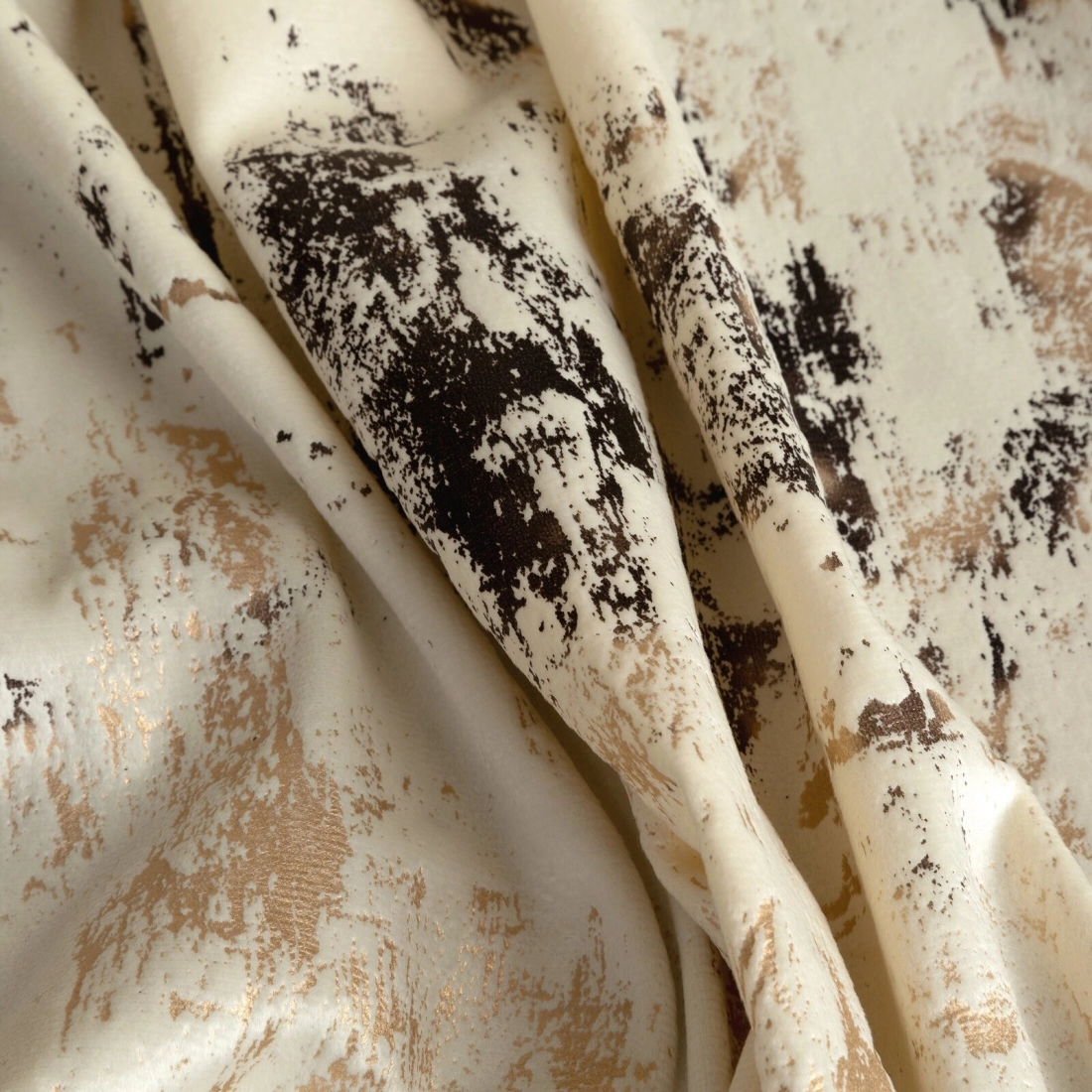 Záves 140x250 cm zamatový krémový so zlatou potlačou na kovové krúžky TONIA