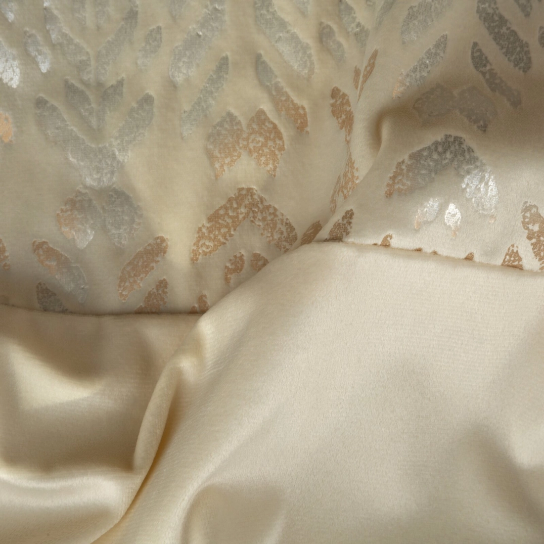 Záves 140x250 cm zamatový krémový, zlatý na kovové krúžky LIZA