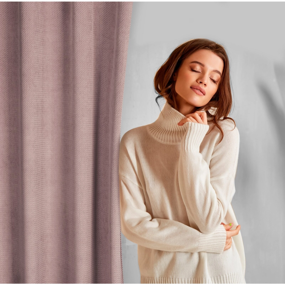 Závěs 140 x 250 cm sametový pudrově růžový na kovových kroužcích ELIZA