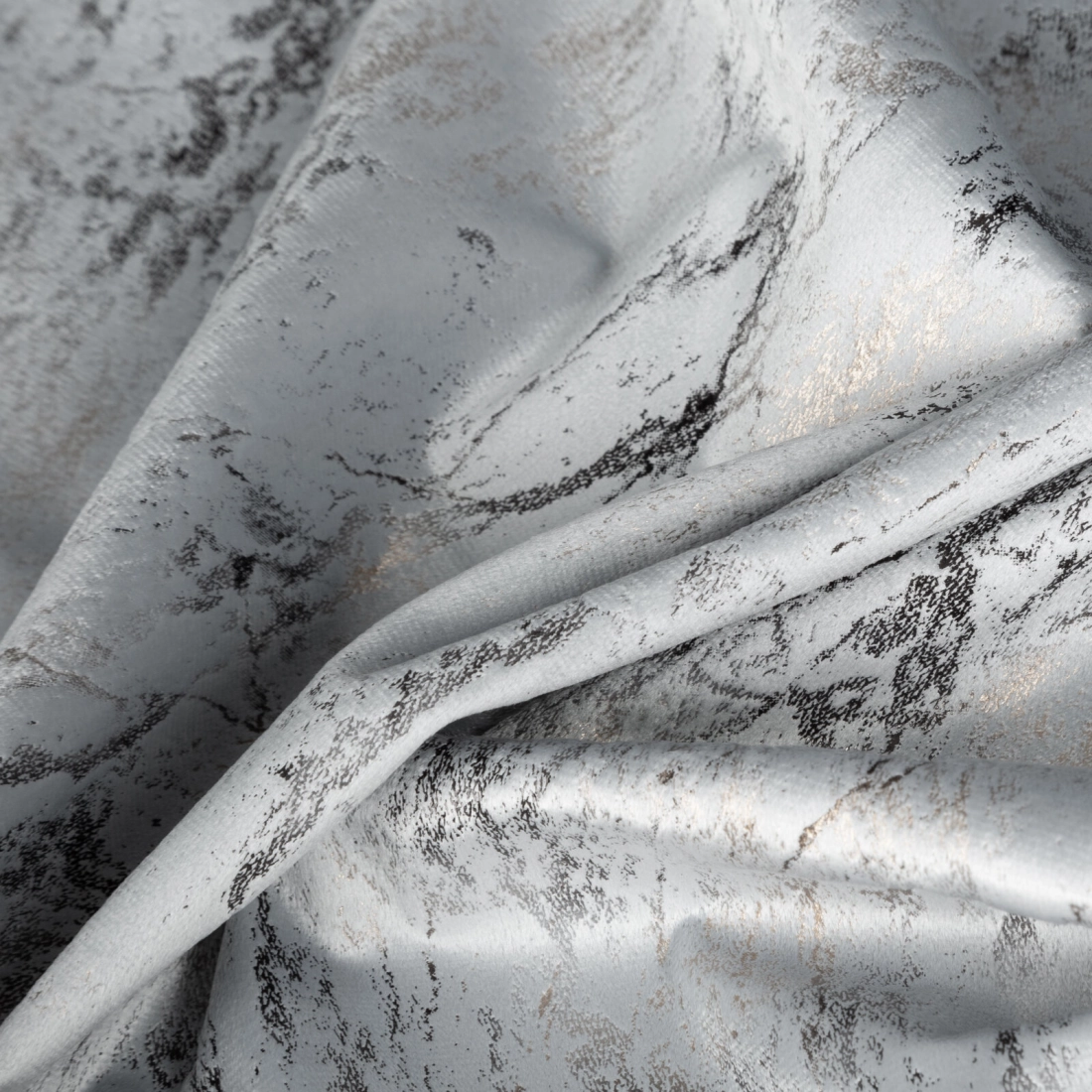 Sametový závěs 140x250 cm ve stříbrno zlaté barvě na kovových kroužcích KORNELIA