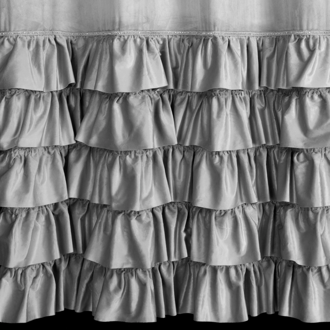 Záves 140x250 cm zamatový strieborný na kovové krúžky CARLI