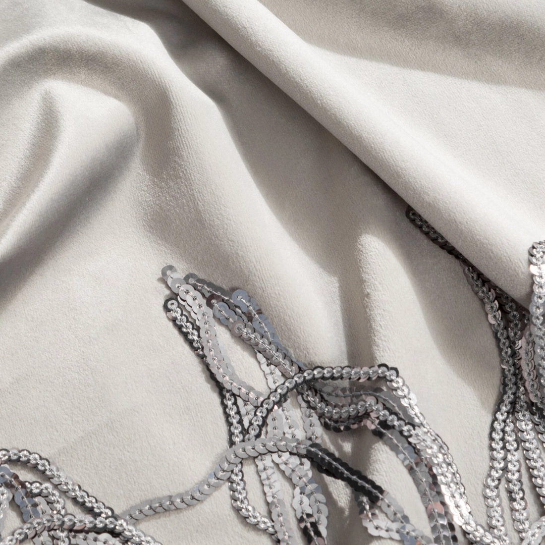 Záves 140x250 cm zamatový strieborný na kovové krúžky JASPER